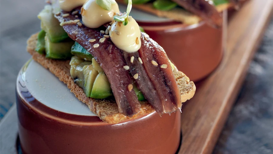 receta con anchoas canapes y guacamole