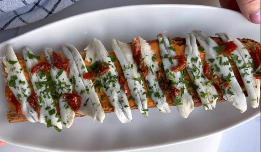 Crujiente-gourmet-de-torrezno-con-anchoas-del-Cantábrico-en-Lima-2